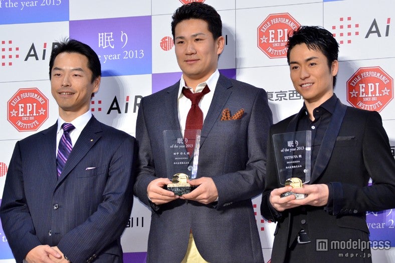 （左から）西川産業株式会社・西川八一行社長、田中将大投手、EXILE・TETSUYA