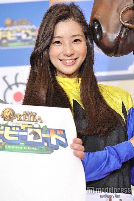 足立梨花、“勝負服”に「ちょっと恥ずかしい」【モデルプレス】