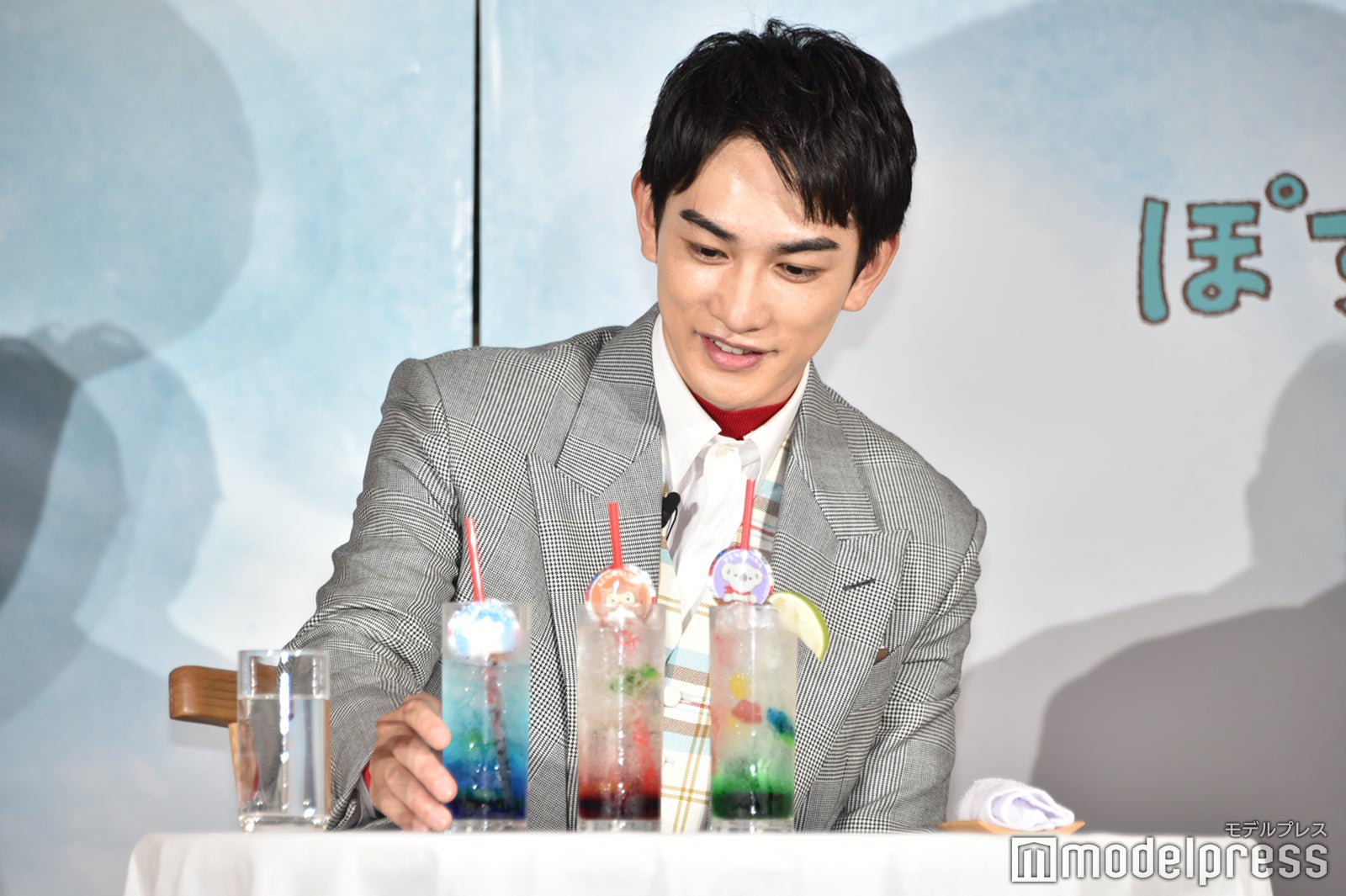 幼少期はブルーハワイ味が好きだったのでブルーキュラソーを選んだ町田啓太（C）モデルプレス