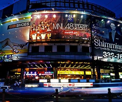 マニラの街頭のMNL48ビルボード／（C）Hallohallo Entertainment Inc.