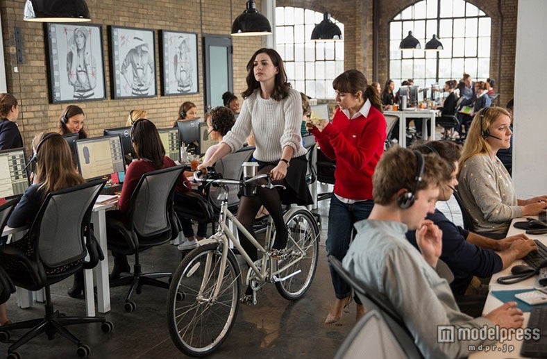 女社長として忙しく仕事をするジュールズ