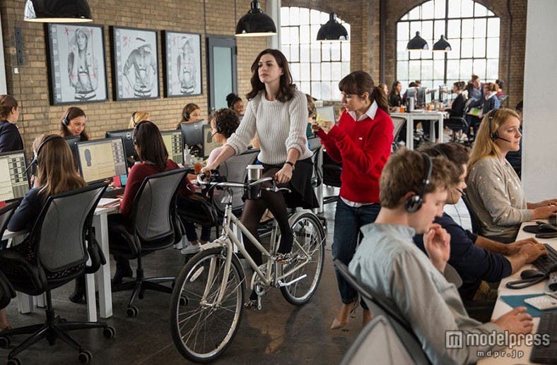 女社長として忙しく仕事をするジュールズ