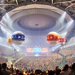 気球に乗ってドームを回るメンバーたち「2023 JO1 2ND ARENA LIVE TOUR 'BEYOND THE DARK:RISE in KYOCERA DOME OSAKAʼ」（C）LAPONE Entertainment