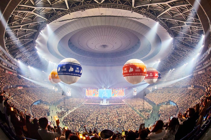 気球に乗ってドームを回るメンバーたち「2023 JO1 2ND ARENA LIVE TOUR 'BEYOND THE DARK:RISE in KYOCERA DOME OSAKAʼ」(C)LAPONE Entertainment