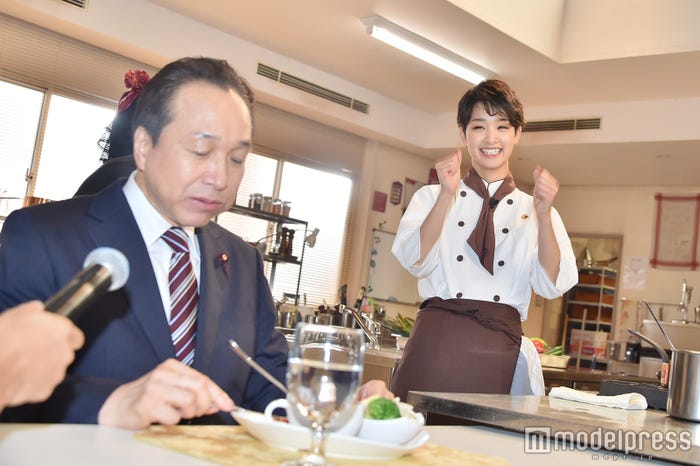 小日向文世の絶賛に剛力彩芽がガッツポーズ(C)モデルプレス