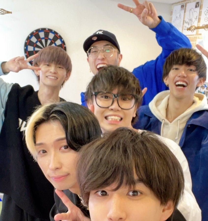 YouTube活動休止中のはじめしゃちょー、ヒカル・スカイピースらとの6ショット公開「豪華なメンバー」「コラボ動画に期待」の声