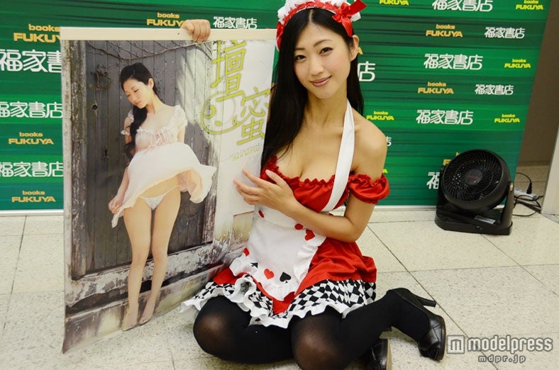 カレンダー表紙をお披露目する壇蜜