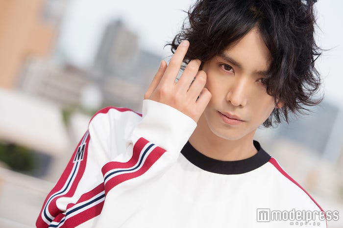 黒羽麻璃央(C)モデルプレス