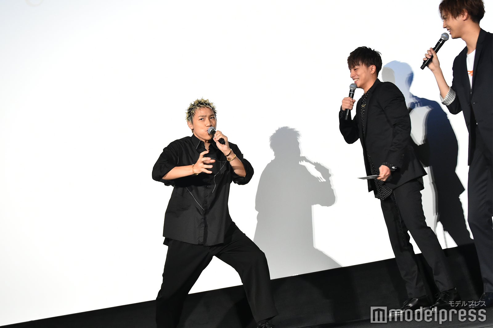 小森隼（左）「ブウォーン」 （C）モデルプレス