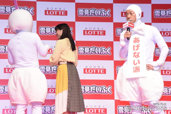 バイきんぐ・西村瑞樹とネタ合わせをする土屋太鳳、心配そうに見守るバイきんぐ・小峠英二 (C)モデルプレス