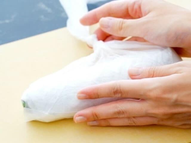  ポリ袋の口を閉じ、野菜室で立てて保存を