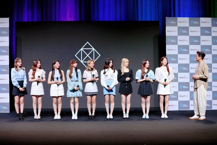 (左から)NINA、MAYA、MAYUKA、MIIHI、MAKO、RIMA、RIKU、RIO、AYAKA、J.Y. Park(C)Sony Music Entertainment (Japan)Inc./JYP Entertainment.
