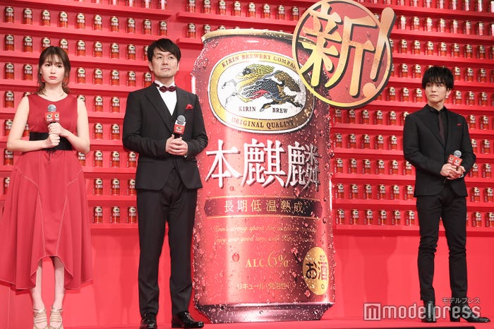 小嶋陽菜、土田晃之、岩田剛典(C)モデルプレス