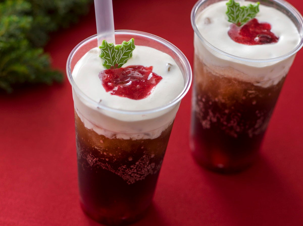 カフェ・ポルトフィーノ：スパークリングドリンク（ミックスベリー＆ホイップ）650円（C）Disney