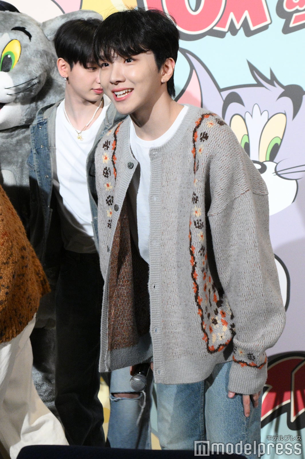 報道陣に最後まで頭を下げるWOONHAK（ウナク）（C）モデルプレス