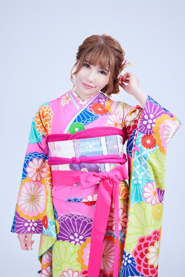 ベストボディジャパン3冠の桜木ひな、#振袖gramのカタログで振袖姿披露 - モデルプレス