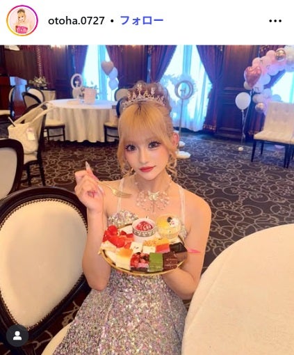 「今日好き」倉八音羽、ベアトップ姿で福岡満喫「胸元のデザインセクシー」「憧れのスタイル」の声