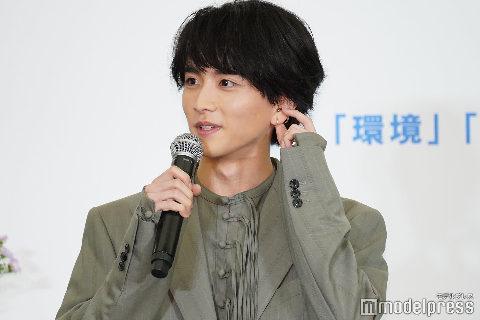 イヤリングをアピールする板垣李光人 （C）モデルプレス