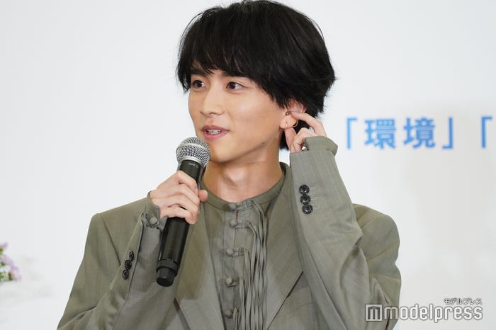 イヤリングをアピールする板垣李光人 (C)モデルプレス