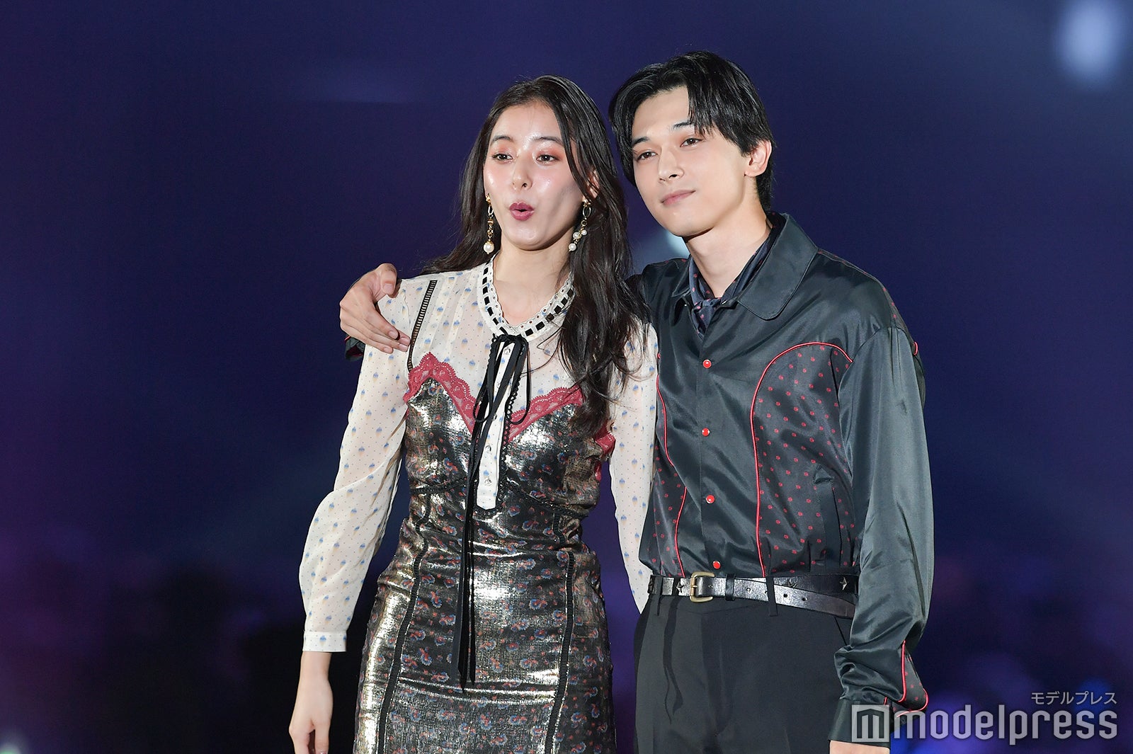 吉沢亮＆新木優子、北九州降臨で熱狂の渦 肩組みハートポーズにドキッ