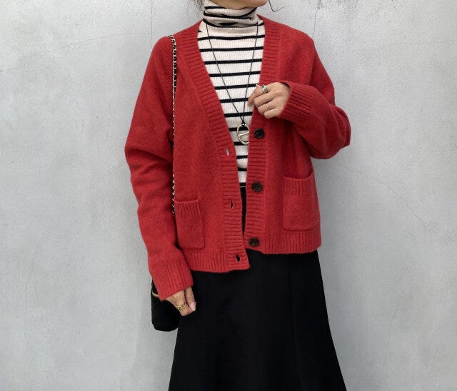 女子力アップ スフレヤーンショートカーディガンの赤を選んで着用