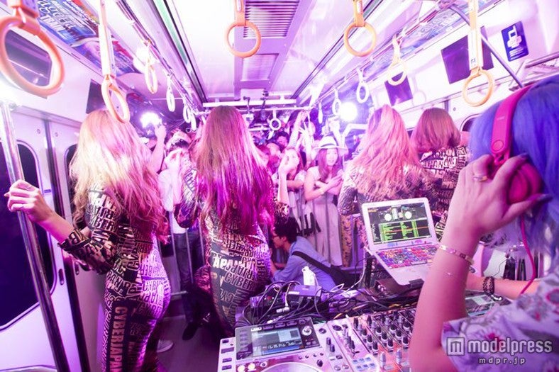 盛り上がる車内