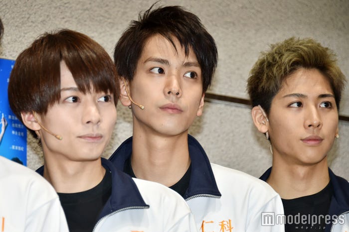 黒羽麻璃央(中央)演じる仁科譽がモテる(C)モデルプレス