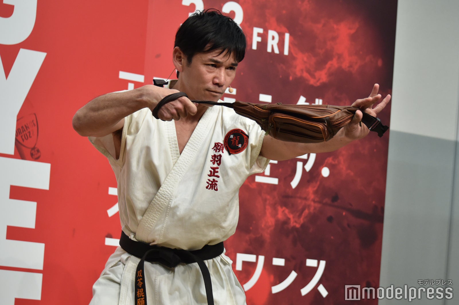 ヌンチャク伝道者の願羽マサル氏によるウエストポーチを使ったヌンチャクアクション （C）モデルプレス