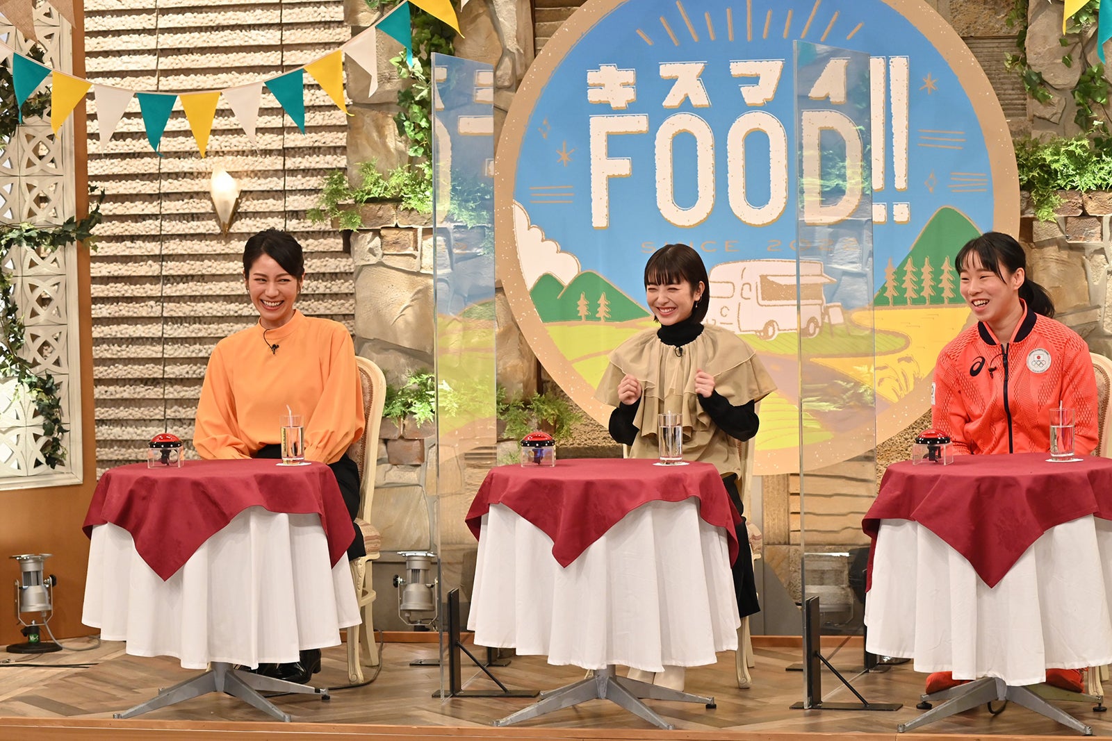 松下奈緒、浜辺美波、入江聖奈 （C）フジテレビ