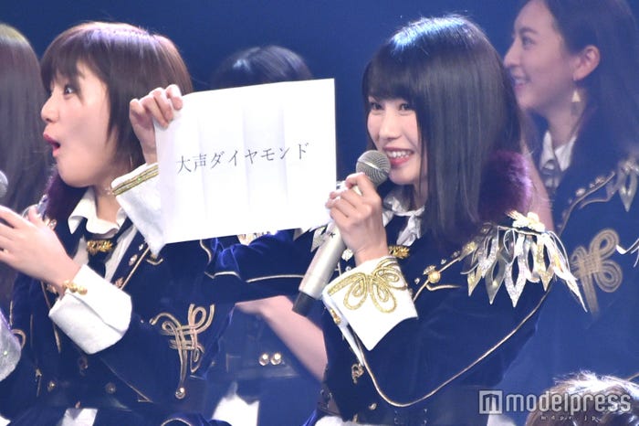 くじを引く横山由依(C)モデルプレス