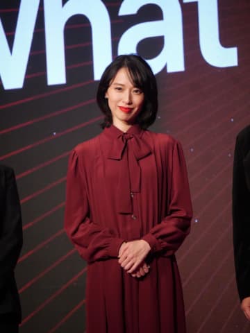 「リブート」とは別人級！戸田恵梨香 ふんわり髪＆深紅ワンピ＆赤ルージュで登場「熱くてしょうがない」ほてった頬を手であおぐ