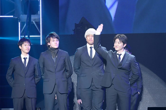 関口メンディー(右から2番目)、佐野玲於(右) (C)「PRINCE OF LEGEND」製作委員会 (C)HI-AX All Rights Reserved.