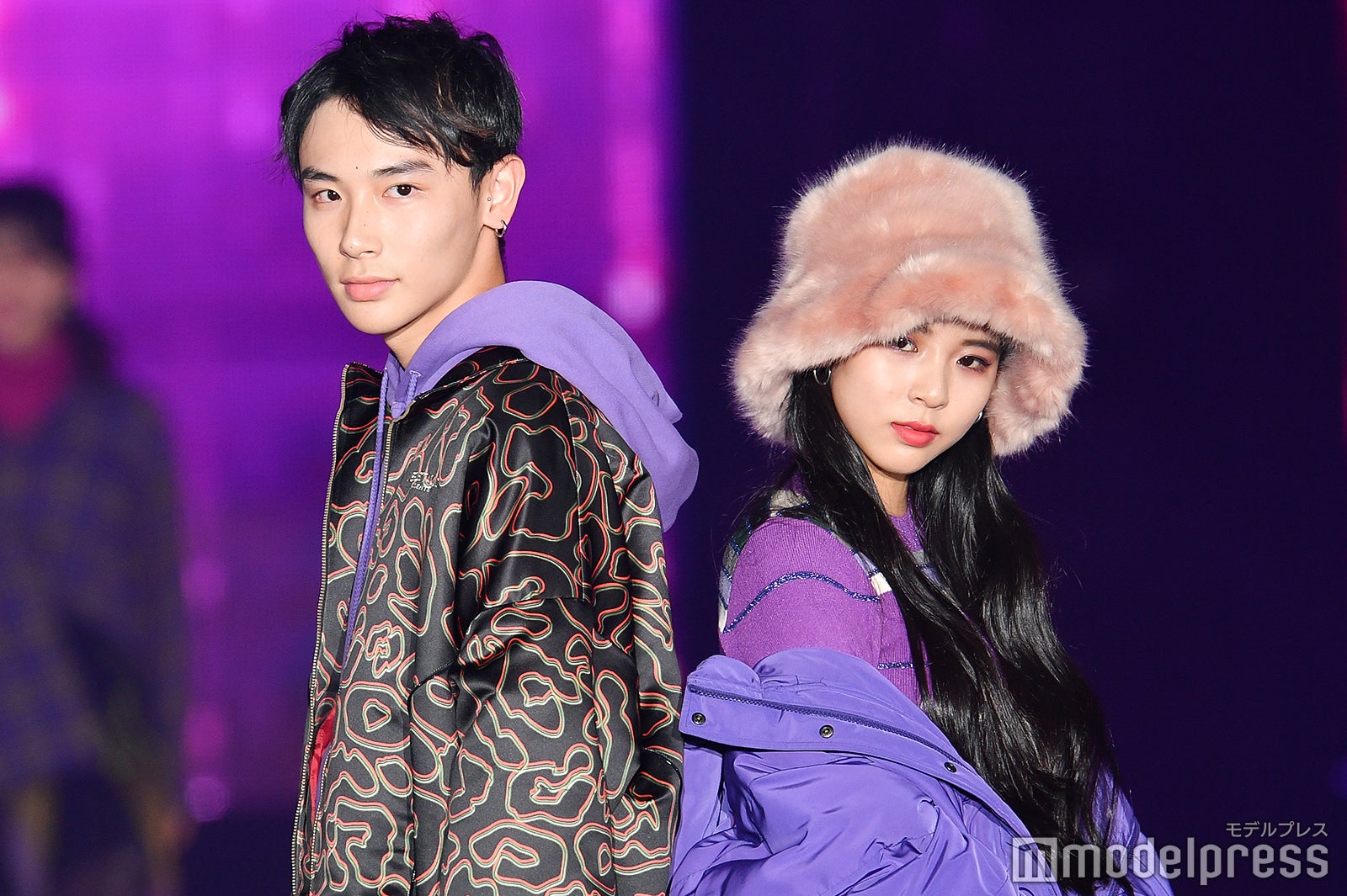 “オシャレ過ぎる姉弟”よしあき＆ミチ、背中合わせでリンクコーデ披露＜GirlsAward 2019 A／W＞