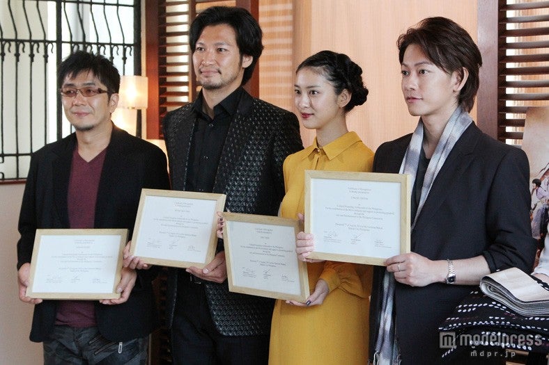 文化親善大使の証書を授与された（左から）大友啓史監督、青木崇高、武井咲、佐藤健