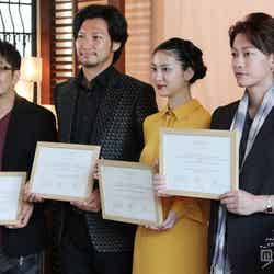 文化親善大使の証書を授与された（左から）大友啓史監督、青木崇高、武井咲、佐藤健