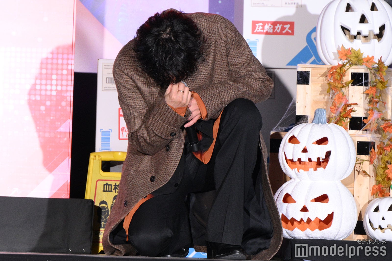 ハロウィンの思い出を聞かれ考え込む佐藤健（C）モデルプレス