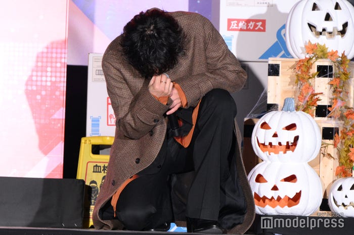 ハロウィンの思い出を聞かれ考え込む佐藤健(C)モデルプレス