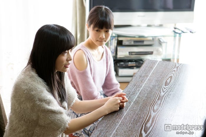 左から:指原莉乃、穴井千尋(C)AKS