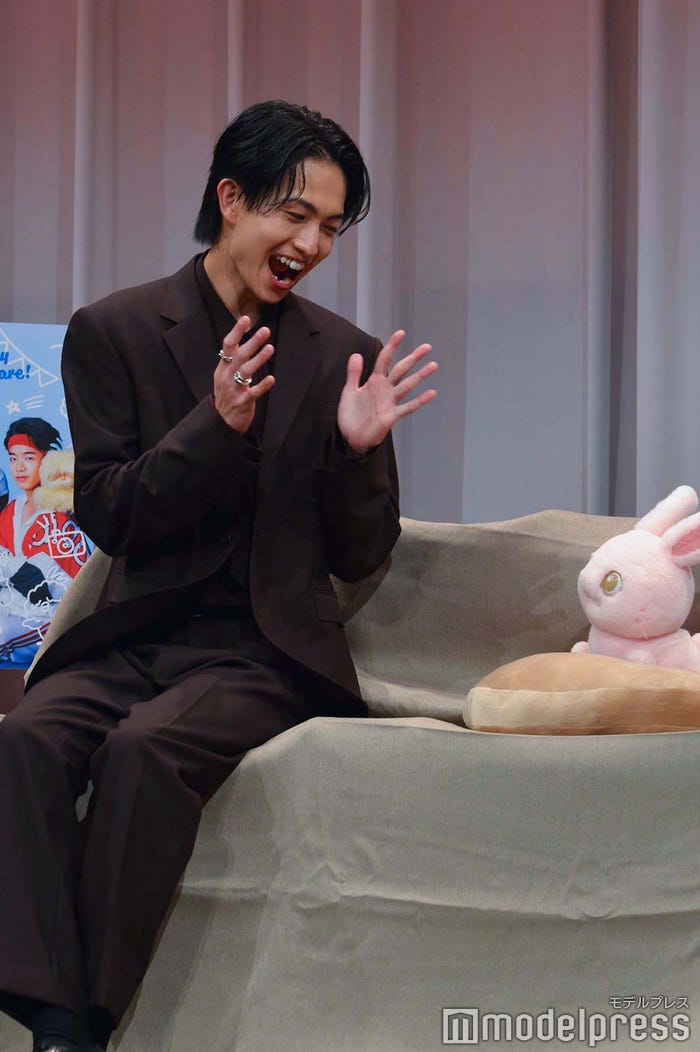 さくらに対して声色が変わる綱啓永(C)モデルプレス