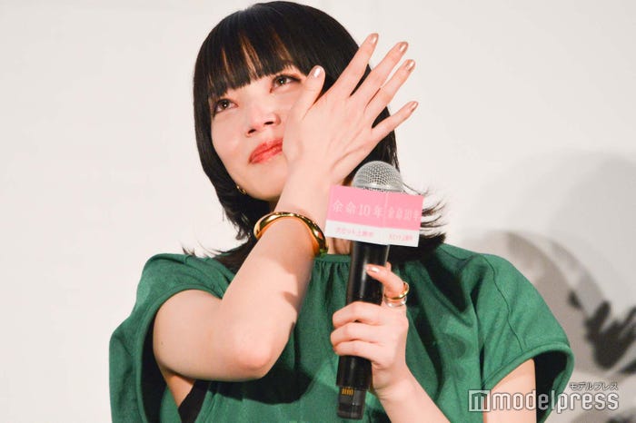 涙を拭う小松菜奈 (C)モデルプレス