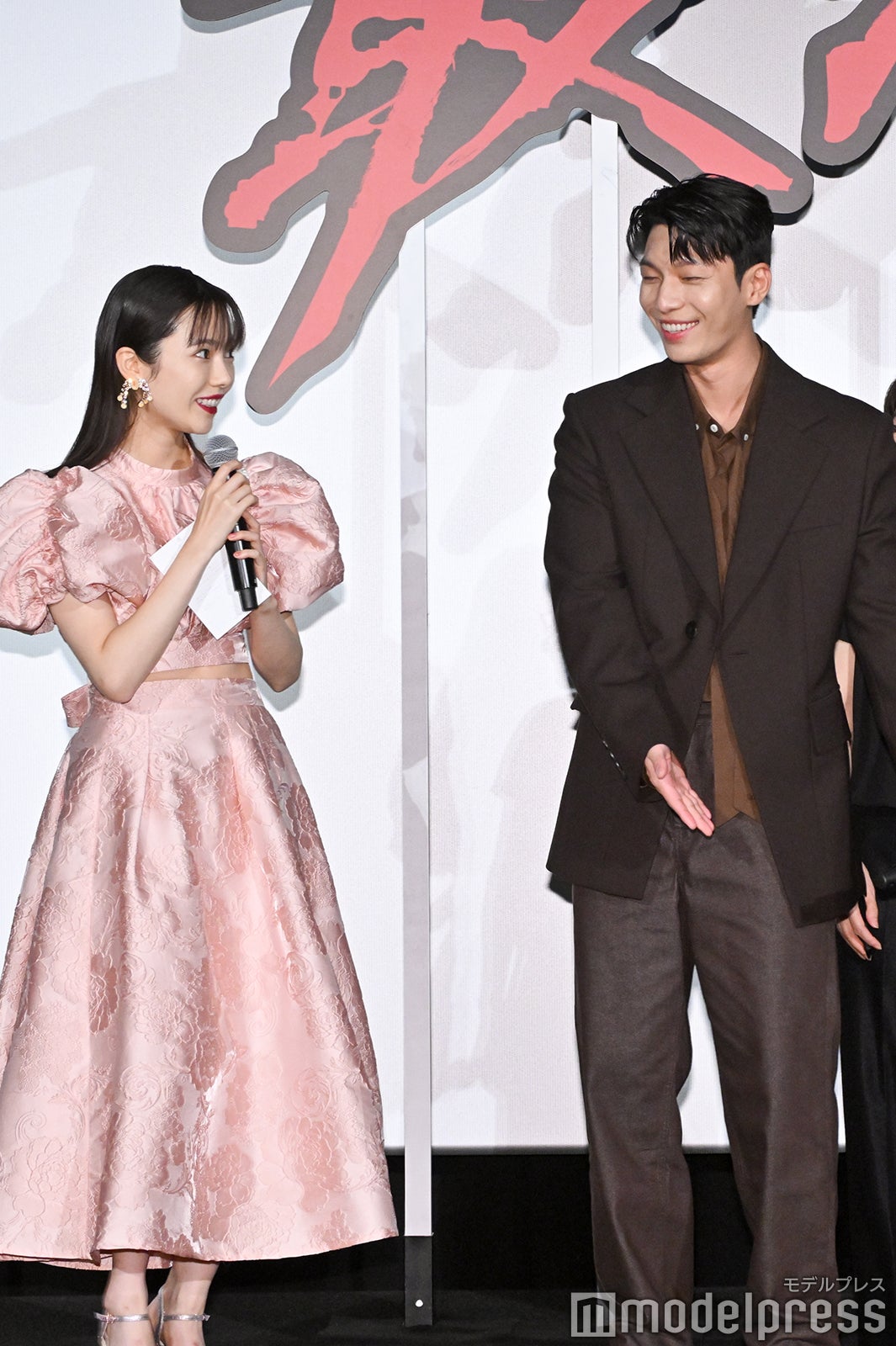 島崎遥香、ウィ・ハジュン（C）モデルプレス