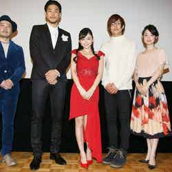 （左から）松田圭太監督、鈴木貴之、杉原杏璃、鈴木勤、肘井美佳（提供写真）