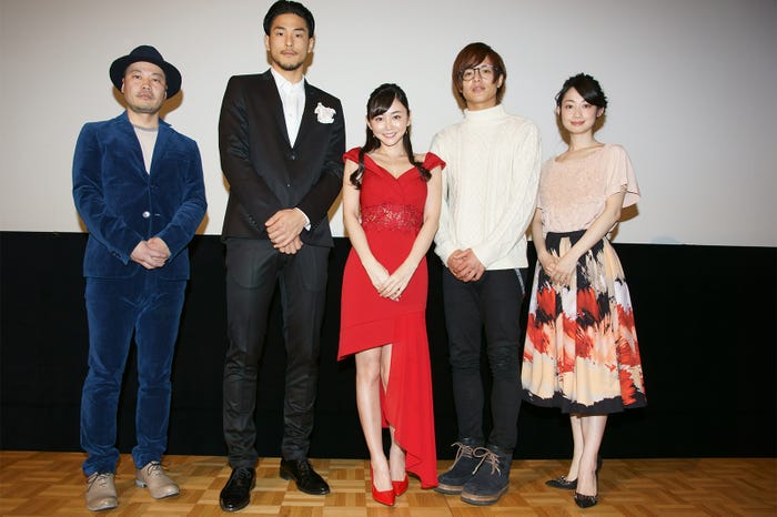 (左から)松田圭太監督、鈴木貴之、杉原杏璃、鈴木勤、肘井美佳(提供写真)