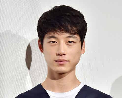 坂口健太郎、山崎賢人とイケメン対決 「壁ドン やり方」と検索も