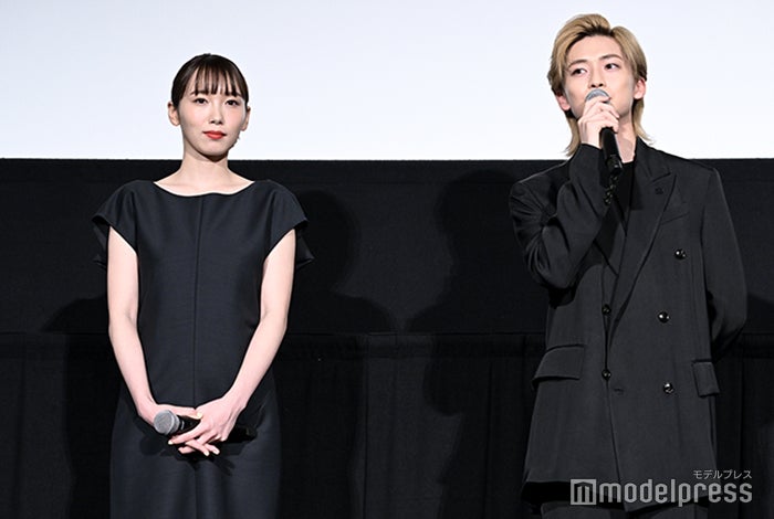 飯豊まりえ、高橋文哉（C）モデルプレス