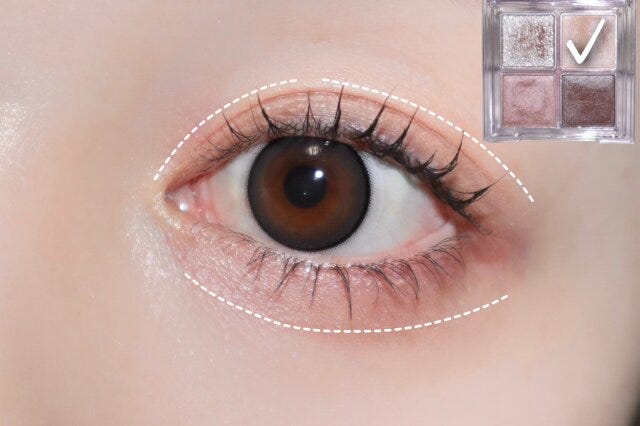 ①まぶた全体にベースカラーを塗ります ①まぶた全体にベースカラーを塗ります