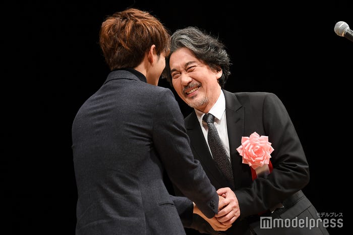 熱い握手/松坂桃李&役所広司 (C)モデルプレス