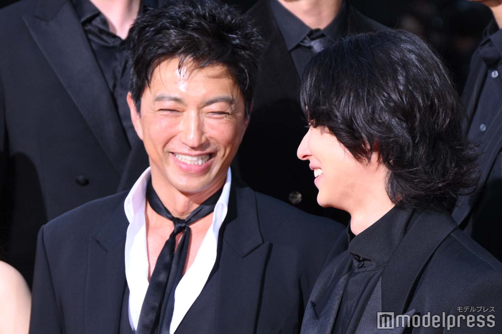 笑い合う大沢たかお、山崎賢人（C）モデルプレス