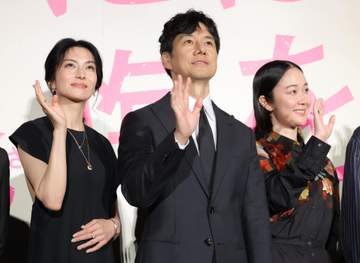 柴咲コウ ええっ？！後ろ向いたら凄いドレスで舞台挨拶 芸術的ヒールで足元まで完璧な美しさ