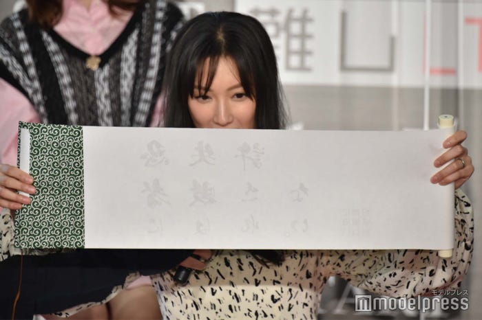 巻物を読む菜々緒 (C)モデルプレス